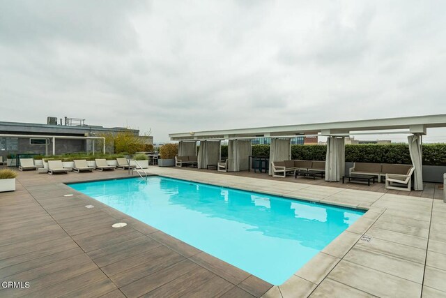 510 S Hewitt St Unit 106, Los Angeles, CA 90013 - community pool with an outdoor living space