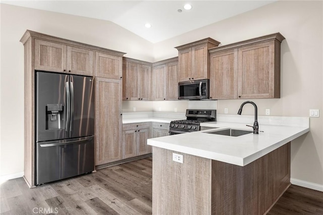 8244 Balsa Ave, Yucca Valley, CA 92284 - kitchen with stainless steel appliances, a sink, a peninsula, wood finished floors, and baseboards