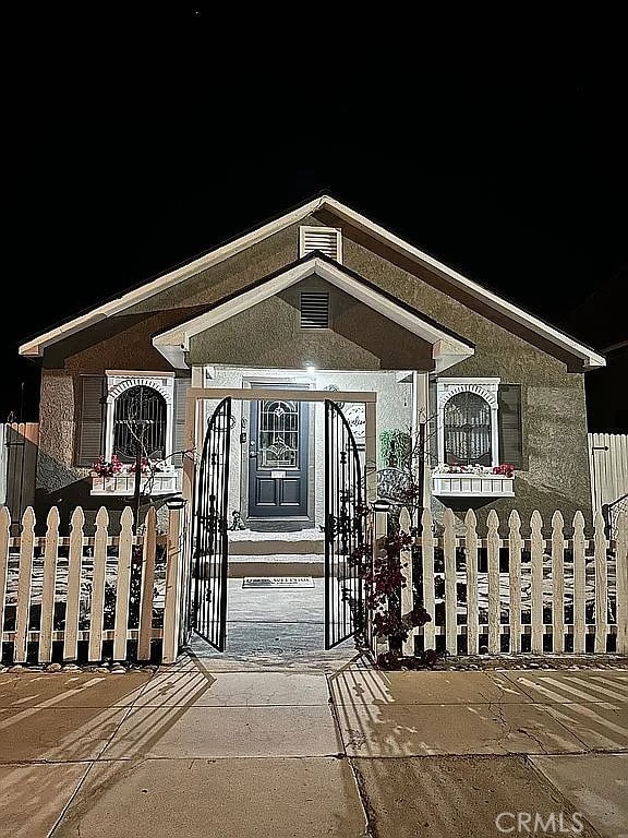 view of front facade with a fenced front yard