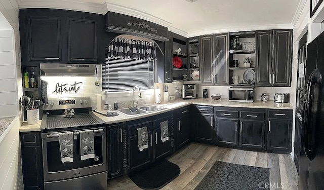 kitchen with stainless steel electric stove, a sink, dark cabinetry, open shelves, and light wood-style floors