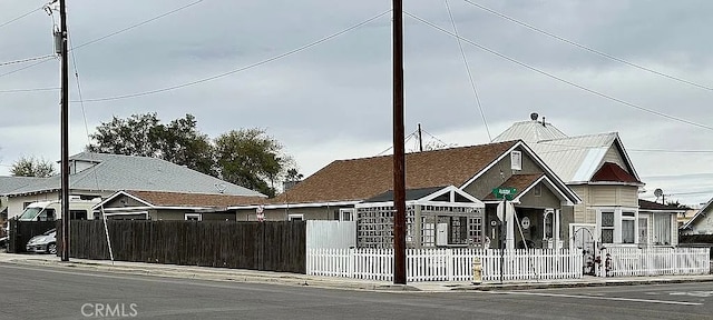 view of front of home featuring a fenced front yard