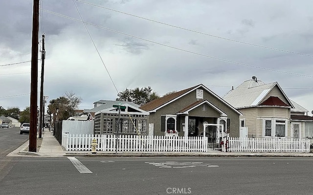 view of front of house featuring a fenced front yard