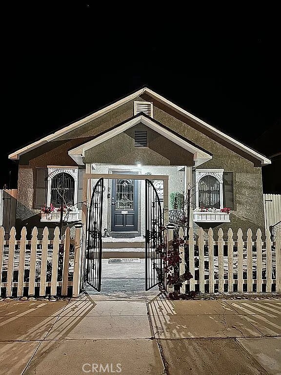 view of front facade with a fenced front yard