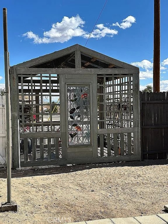 gate featuring fence