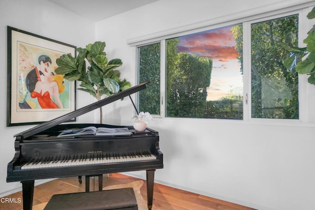 1116 Linda Flora Dr, Los Angeles, CA 90049 - sitting room with wood finished floors
