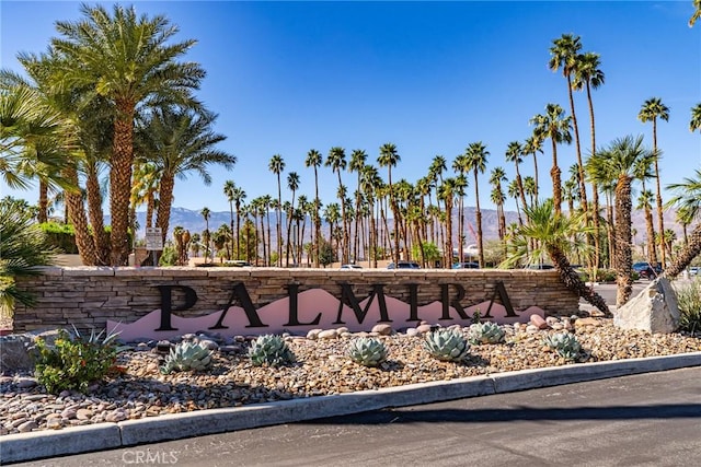 community / neighborhood sign featuring a mountain view