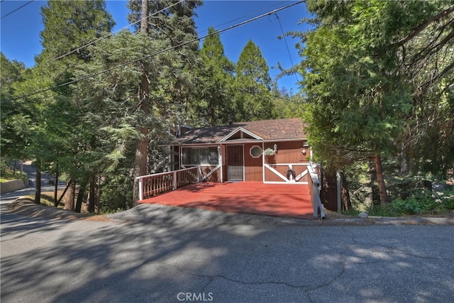 1027 Nesthorn Dr, Crestline, CA 92325 - rustic home with a porch