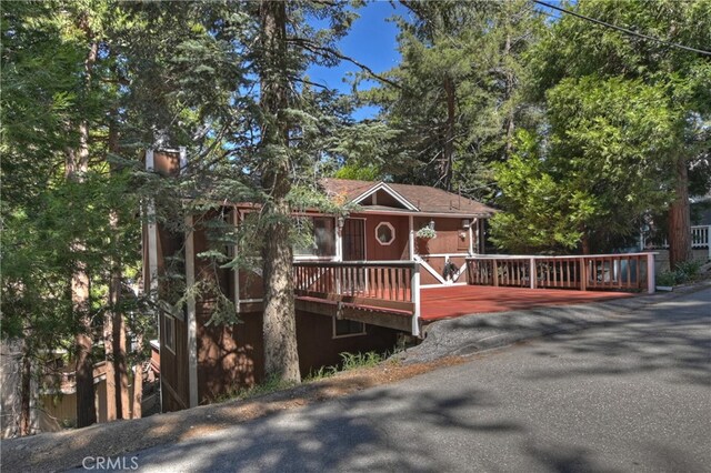 1027 Nesthorn Dr, Crestline, CA 92325 - view of front facade featuring a deck