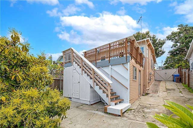 521 S Francisca Ave, Redondo Beach, CA 90277 - view of outdoor structure with stairs, a gate, and fence