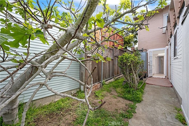 521 S Francisca Ave, Redondo Beach, CA 90277 - view of yard with fence