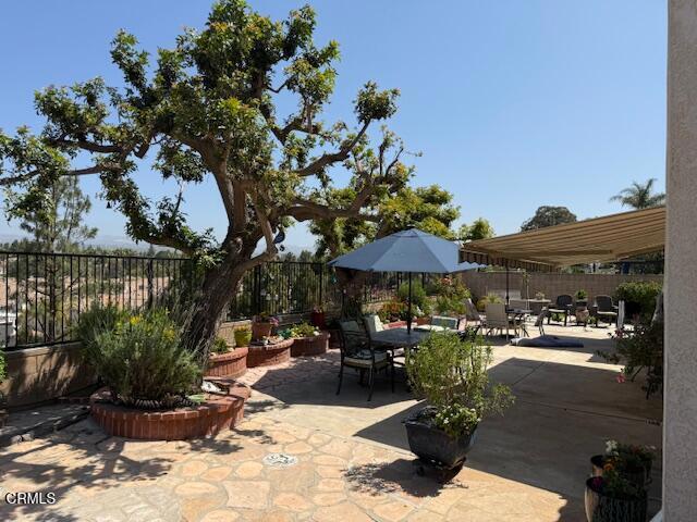 4078 Bending Oak Ct, Moorpark, CA 93021 - fenced backyard with outdoor dining area and a patio