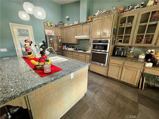 9869 Kehl Canyon Rd, Cherry Valley, CA 92223 - kitchen featuring a sink, under cabinet range hood, decorative backsplash, a chandelier, and stainless steel appliances