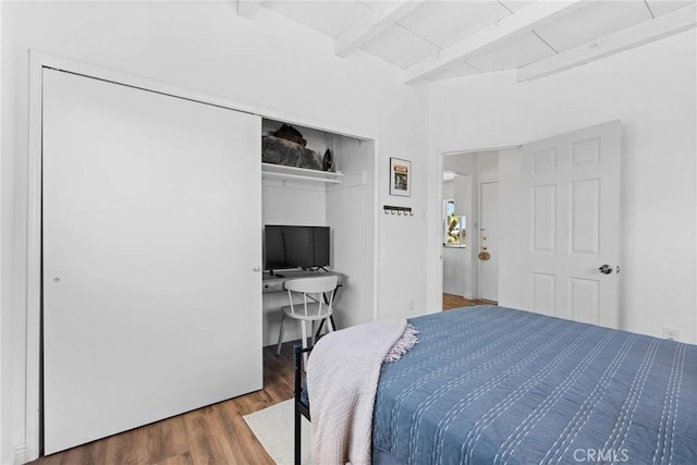 59101 Joshua Dr, Yucca Valley, CA 92284 - bedroom with wood finished floors, beamed ceiling, and a closet