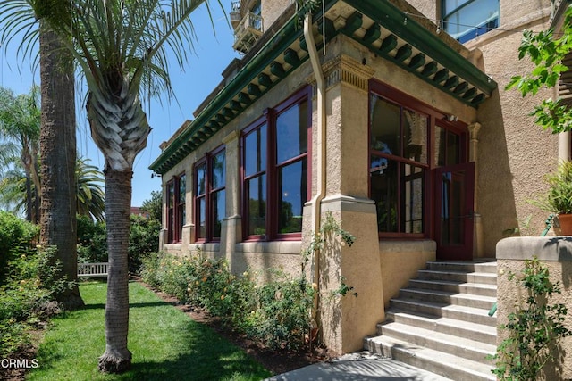 99 S Raymond Ave Unit 409, Pasadena, CA 91105 - view of side of property featuring stucco siding and a yard