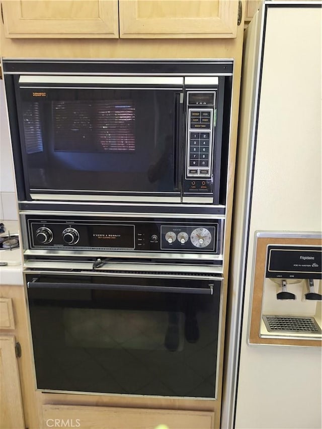 40132 Zamura Ct, Murrieta, CA 92562 - kitchen view of black appliances