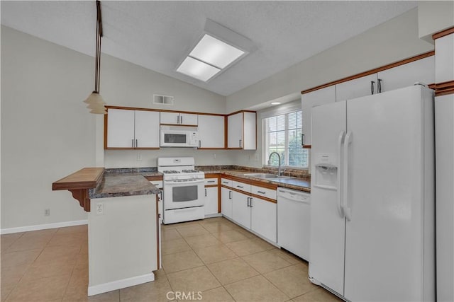 29331 Mawr Ct, Menifee, CA 92586 - kitchen with white appliances, a sink, a peninsula, dark countertops, and vaulted ceiling