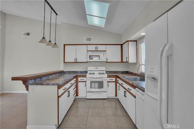 29331 Mawr Ct, Menifee, CA 92586 - kitchen featuring white appliances, a sink, a peninsula, lofted ceiling, and dark countertops