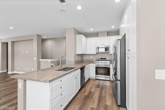 7501 Eagle Dr Unit 101, Santee, CA 92071 - kitchen featuring appliances with stainless steel finishes, a sink, a peninsula, wood finished floors, and recessed lighting