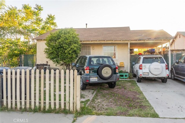 527 Ruiz St, Redlands, CA 92374 - view of front of property featuring stucco siding, fence, an attached carport, and concrete driveway