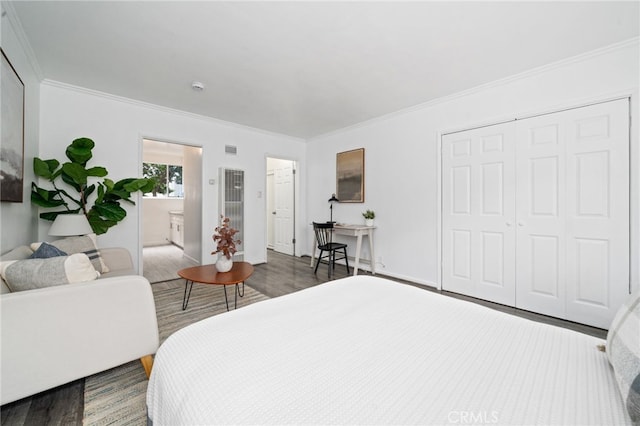 617 Cedar Ave Unit 11, Long Beach, CA 90802 - bedroom featuring crown molding, wood finished floors, a closet, and baseboards