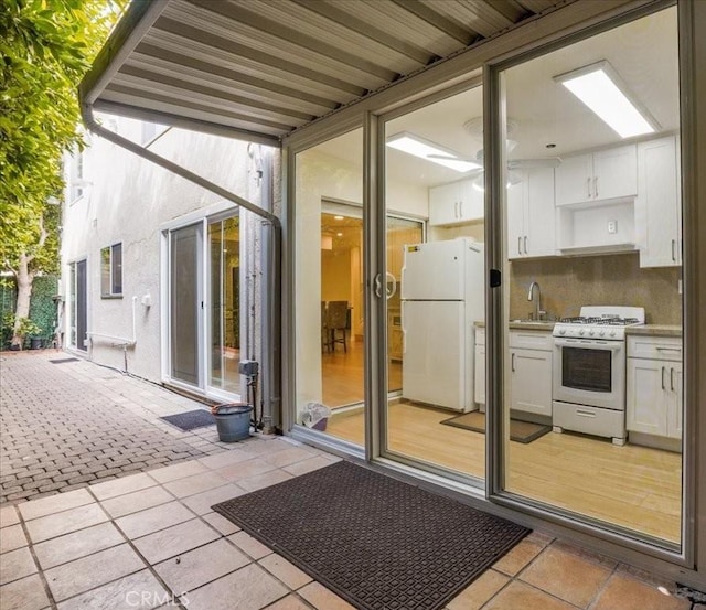 9315 Woodman Ave Unit 8, Arleta, CA 91331 - view of patio / terrace with a sink