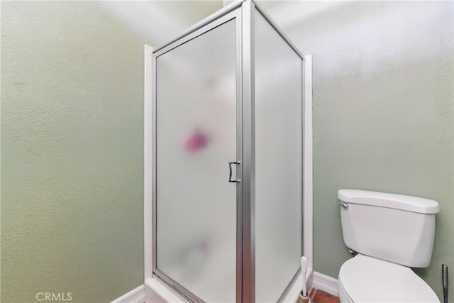 6621 Caro St Unit 111, Paramount, CA 90723 - full bath with a stall shower, toilet, and baseboards