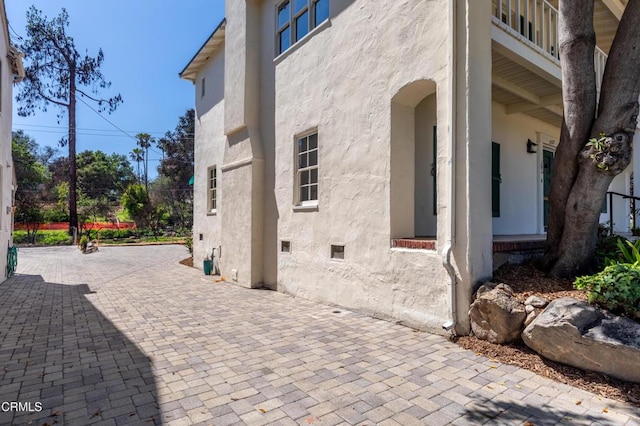 2577 Boulder Rd, Altadena, CA 91001 - view of side of property with stucco siding and a patio area