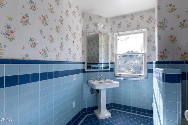 2577 Boulder Rd, Altadena, CA 91001 - bathroom featuring a wainscoted wall, wallpapered walls, tile patterned flooring, and tile walls