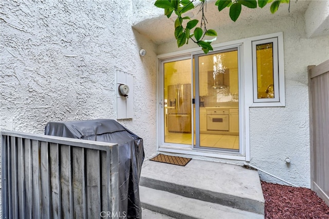 property entrance featuring stucco siding