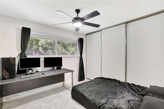 10145 Larwin Ave Unit 2, Chatsworth, CA 91311 - bedroom featuring a desk, a textured ceiling, a closet, and a ceiling fan