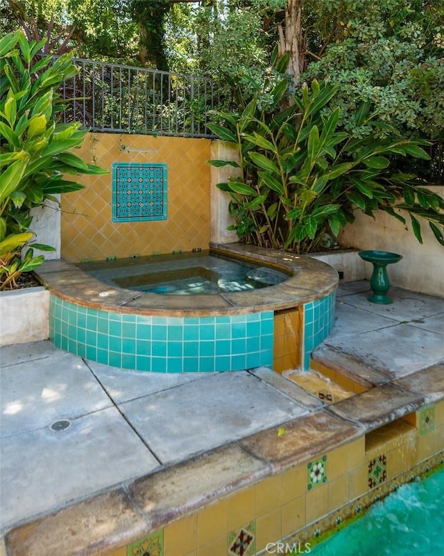 3904 Via Cardelina, Palos Verdes Estates, CA 90274 - view of pool featuring an in-ground hot tub