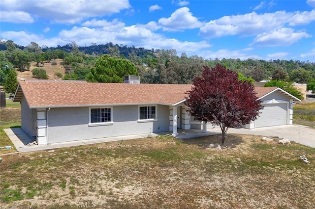 43038 Glacier Ln, Coarsegold, CA 93614 - view of front of home with stucco siding, driveway, and roof with shingles