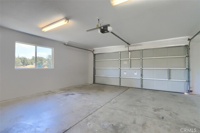43038 Glacier Ln, Coarsegold, CA 93614 - garage with a garage door opener