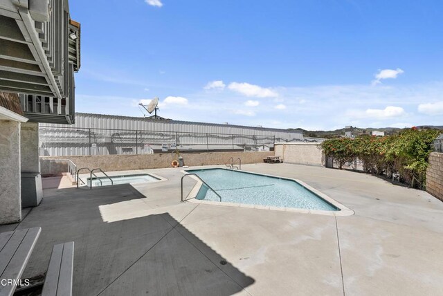 126 E Ventura St Unit F, Santa Paula, CA 93060 - community pool with a patio area and a community hot tub