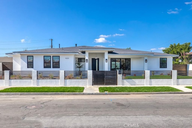 view of front of home featuring stucco siding and a fenced front yard
