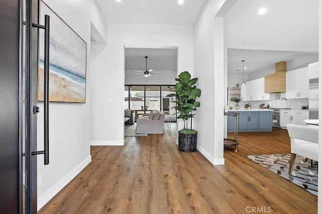 foyer with a ceiling fan, dark wood-type flooring, baseboards, and recessed lighting