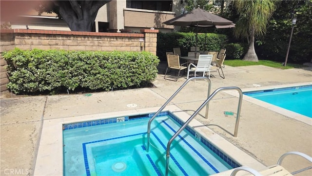 517 Wayland Ct, Claremont, CA 91711 - community pool with a community hot tub and a patio area
