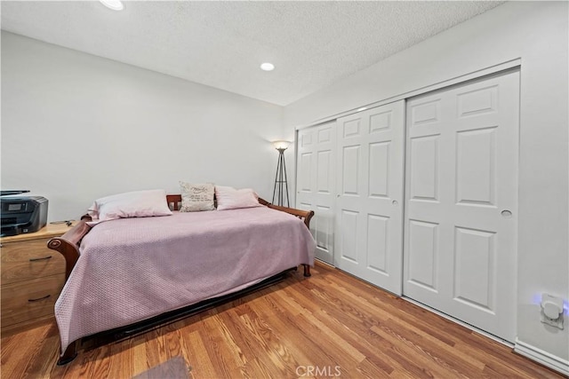 19439 Oak Crossing Rd, Newhall, CA 91321 - bedroom featuring light wood-type flooring, a closet, a textured ceiling, and recessed lighting