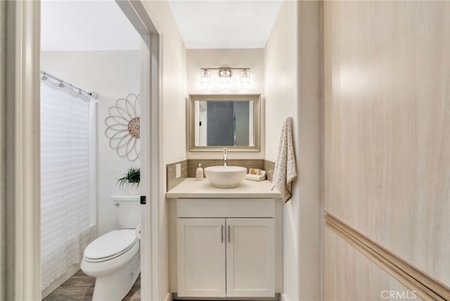 417 Via Presa, San Clemente, CA 92672 - full bathroom with vanity, toilet, and a shower with curtain