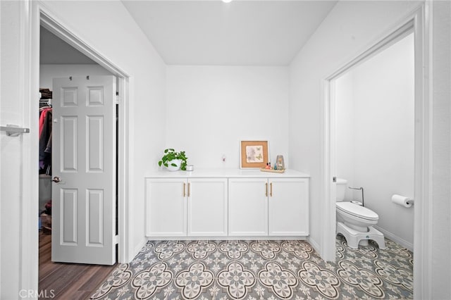 2569 Pasture Gln, Escondido, CA 92029 - bathroom featuring baseboards and toilet