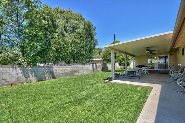 view of yard featuring a ceiling fan and a patio