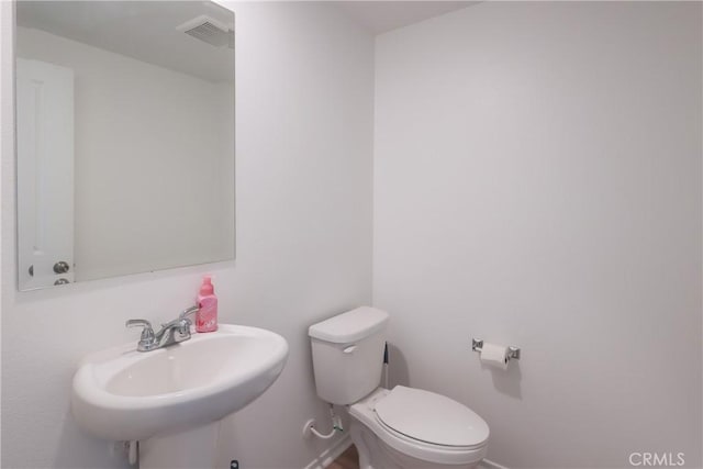 959 Rockcress Ln, Banning, CA 92220 - bathroom featuring toilet, a sink, and baseboards