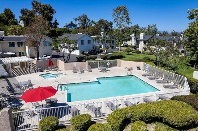 25552 Paseo La Vis Unit 20, Laguna Niguel, CA 92677 - community pool featuring fence, a residential view, and a patio area