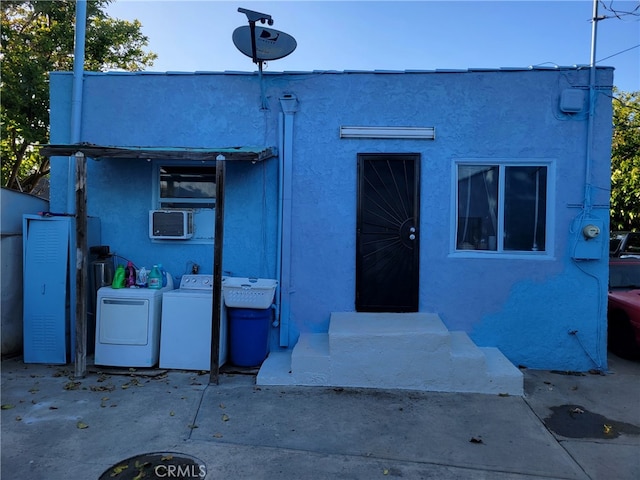 2112 E Lucien St, Compton, CA 90222 - view of front of house with stucco siding and washer / dryer