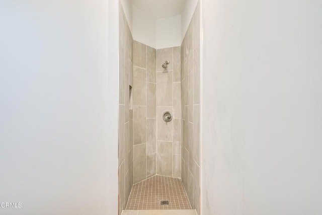 bathroom featuring a tile shower