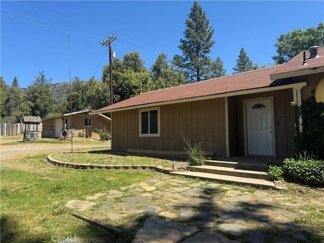 3260 E Westfall Rd, Mariposa, CA 95338 - view of front of house with a front yard
