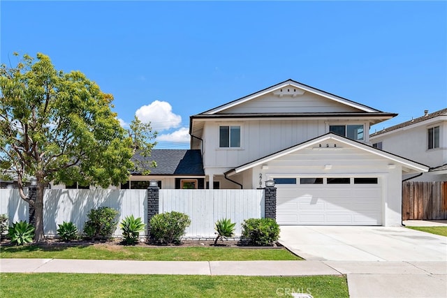 view of front facade with driveway