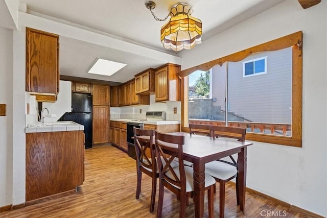 15440 Shasta Way, Pine Mountain Club, CA 93225 - dining area with light wood-type flooring and baseboards