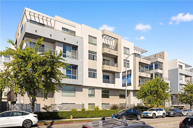 view of apartment building / complex