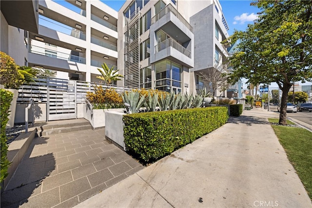 view of apartment building / complex